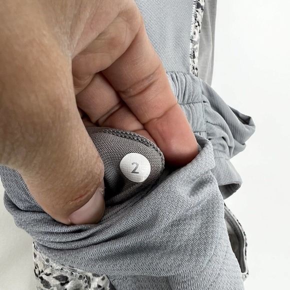 Lululemon Tone It Tank Top Size 2 Gray Fleur Silver Spoon Print w Build in Bra - Picture 10 of 10